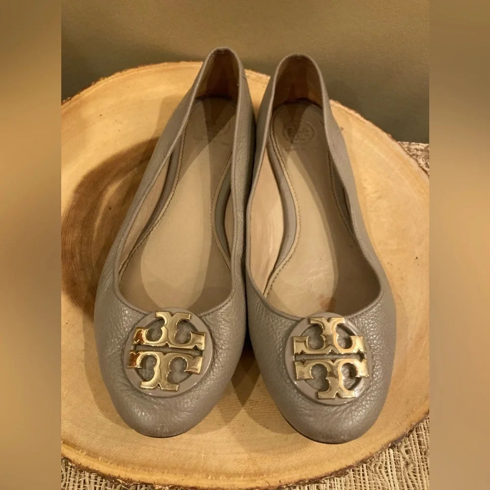 TORY BURCH Claire Ballet Flat Tumbled Leather Grey Slip On Logo Gold Flats‎ 8M